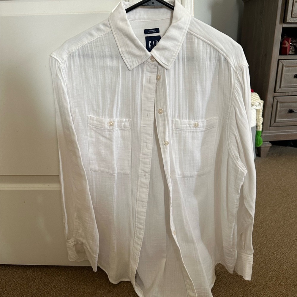 GAP women’s Classic White Button Down Shirt